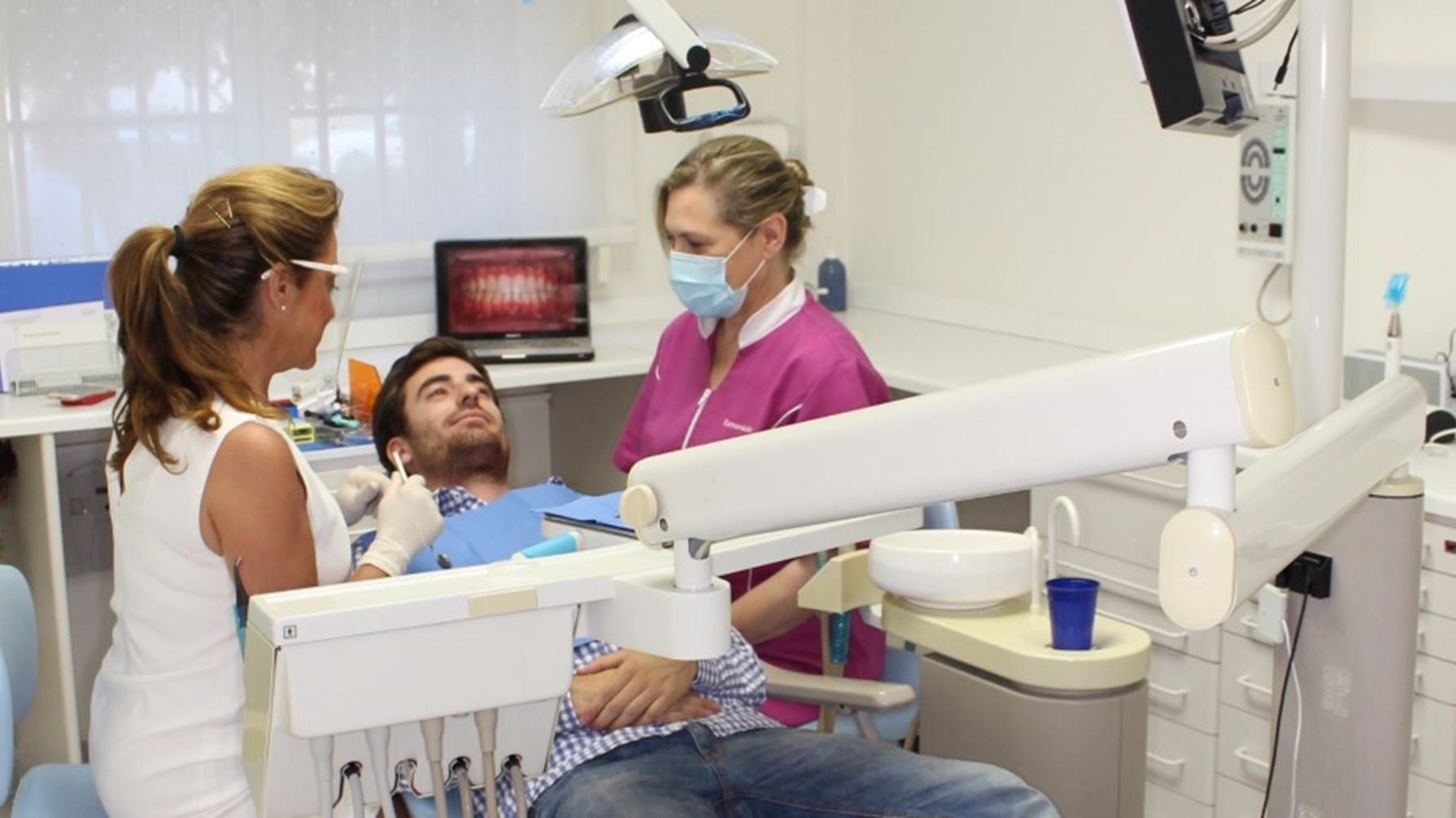  Mas de 30 años de experiencia cuidando tu salud bucodental. Tu sonrisa y salud, nuestra prioridad.