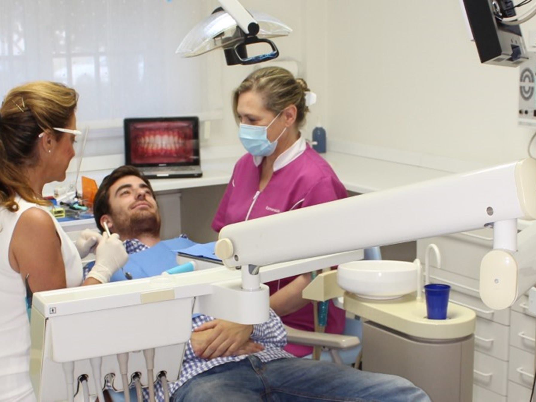  Mas de 30 años de experiencia cuidando tu salud bucodental. Tu sonrisa y salud, nuestra prioridad.