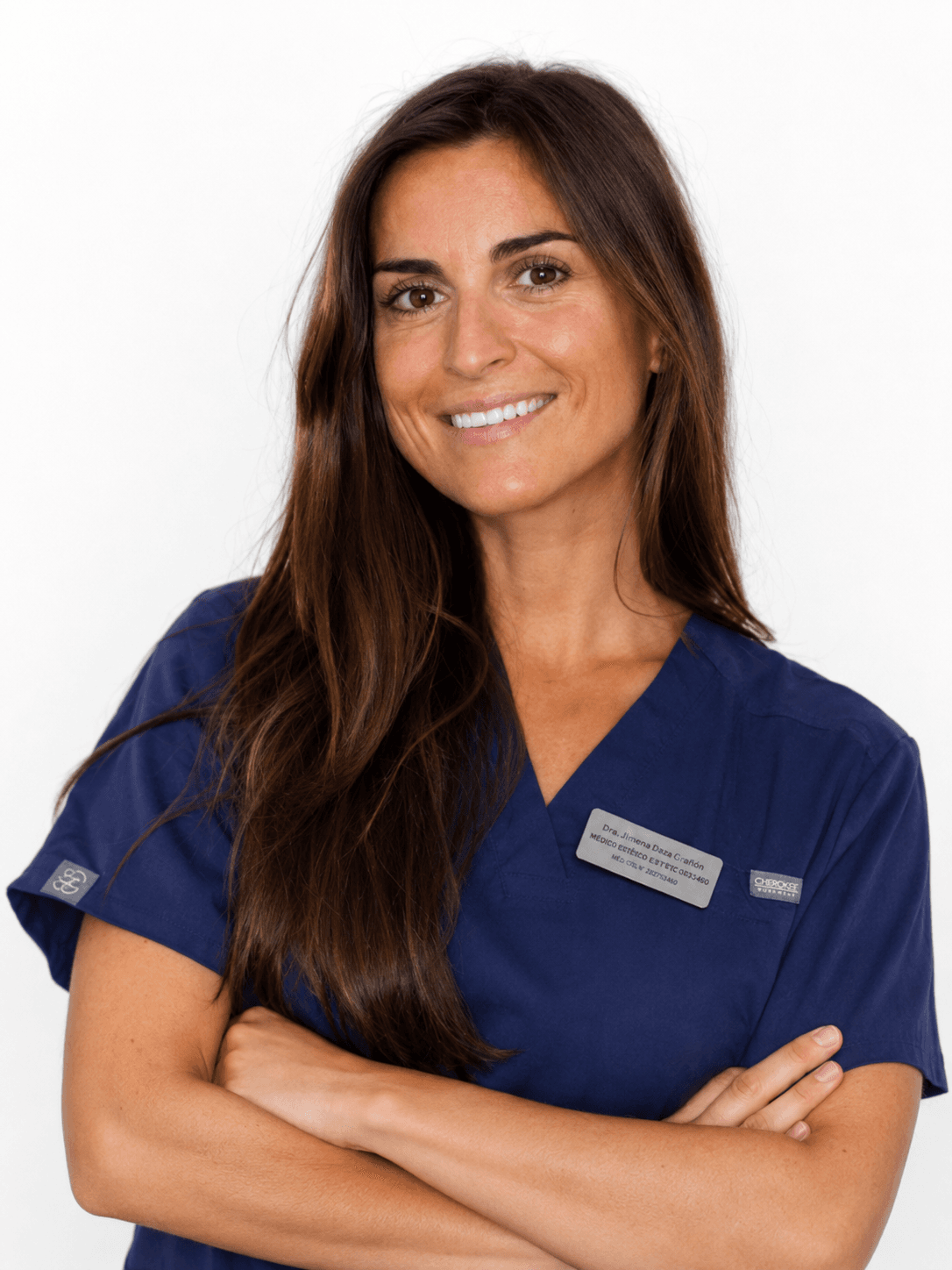 Retrato profesional de la Dra. Rocío Izquierdo Orts, especialista en cirugía oral e implantes, con uniforme clínico azul