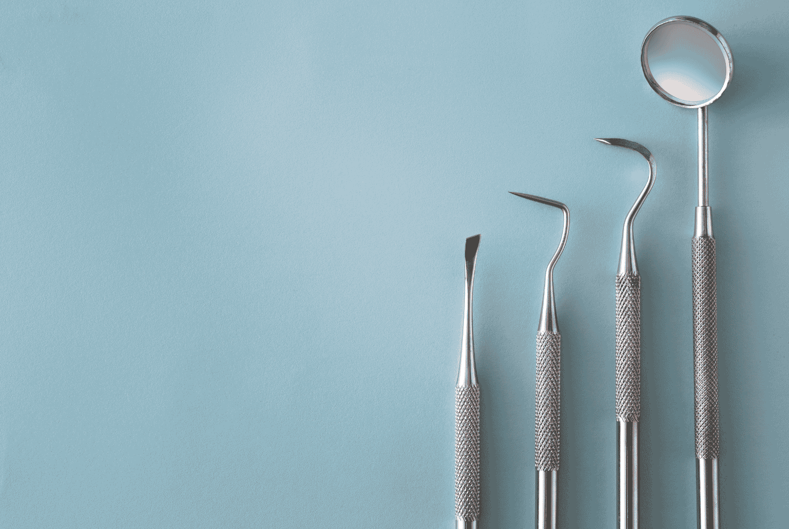 Instrumental de la Clínica Dental Arosa para el ajuste de férulas de descarga en Peñagrande