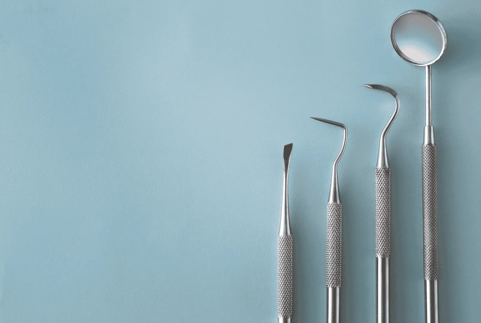 Instrumental de la Clínica Dental Arosa para el ajuste de férulas de descarga en Peñagrande