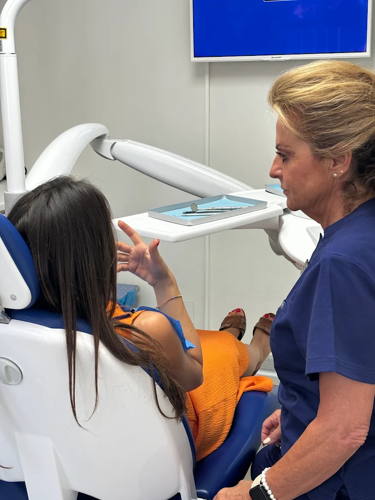 Doctora realizando un tratamiento de odontología general en Peñagrande