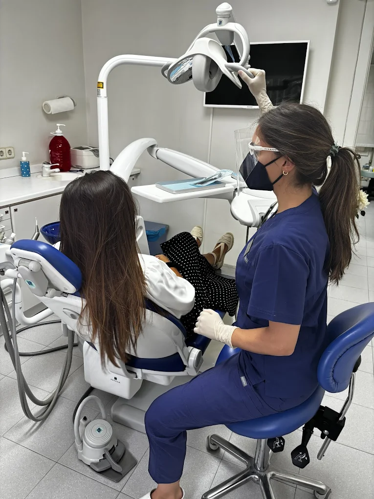 Colocación de un implante dental en la Clínica Dental Arosa de Peñagrande
